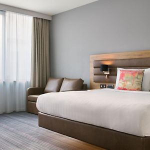 MoxyAccessible Queen&amp;Sofa Guest room 1 Queen
